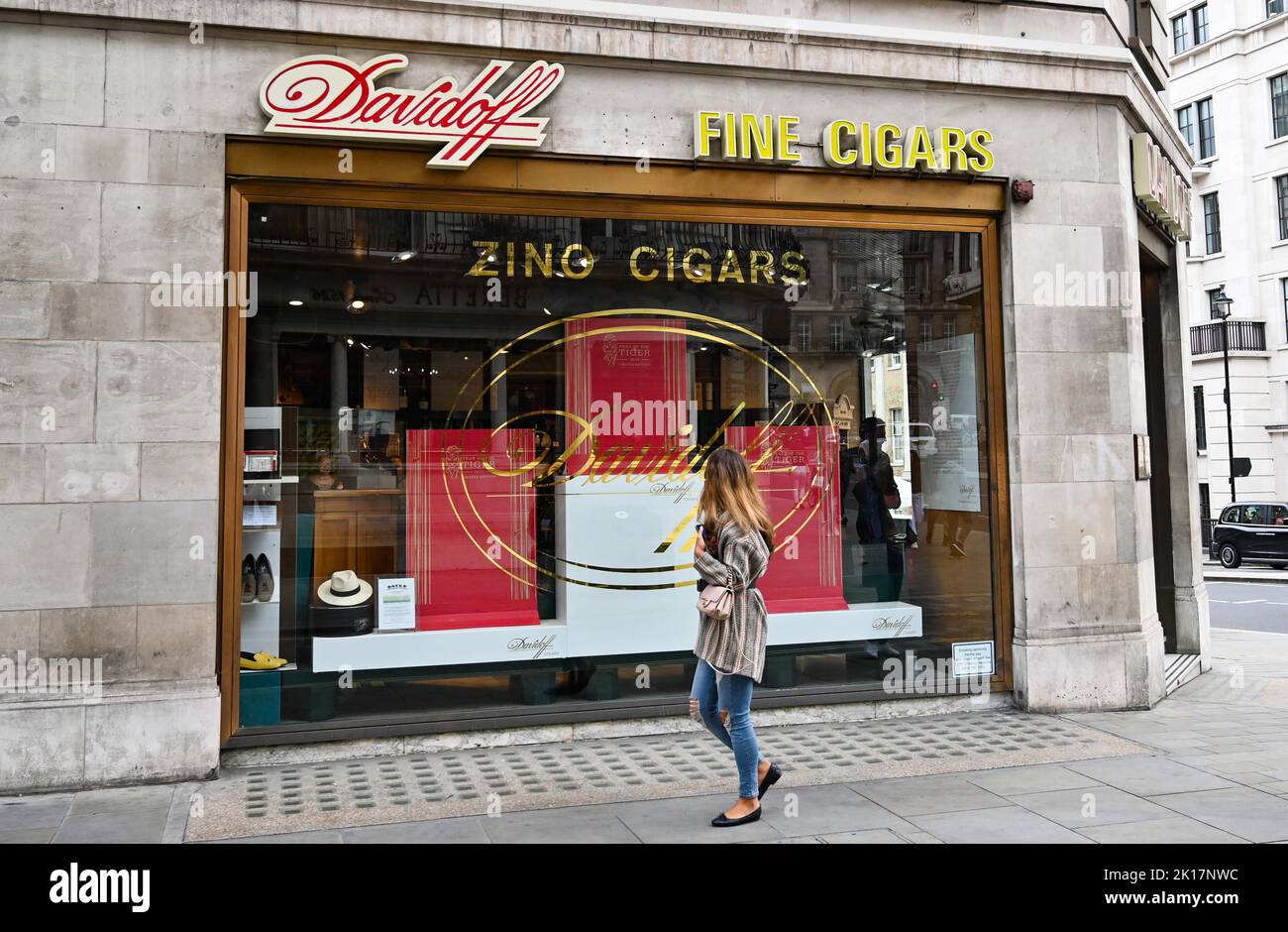 London views - Davidoff fine Cigars negozio all'angolo tra Jermyn Street e St James's Street Foto Stock