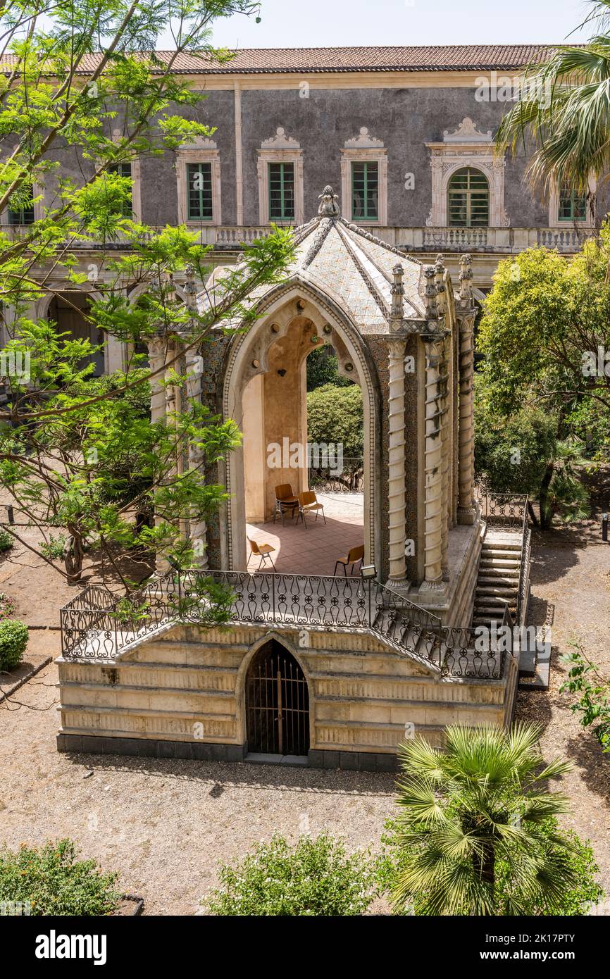 Il Chiostro orientale, parte dell’ex Monastero di San Nicolò l’Arena. Ora fa parte dell'Università di Catania Foto Stock