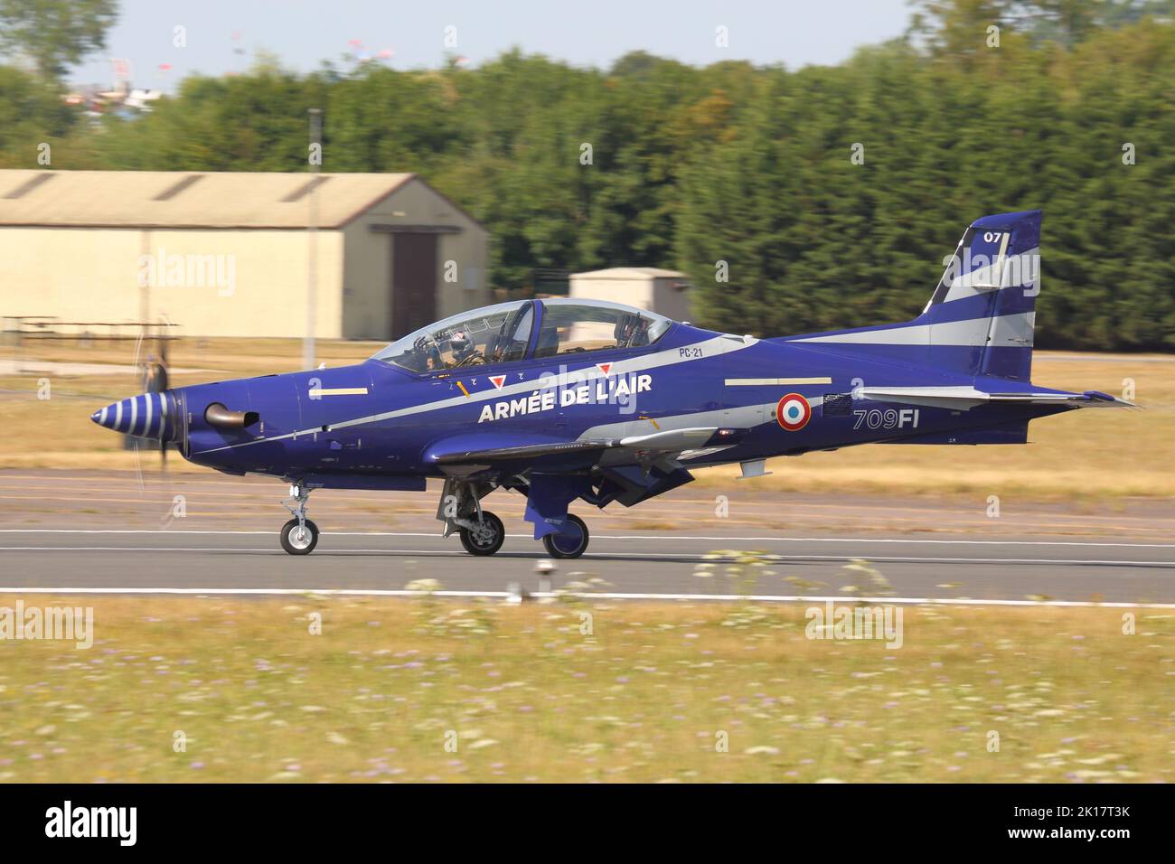 Aeronautica francese Pilatus PC-21 arrivo al Royal International Air Tattoo RIAT 2022 a RAF Fairford, Gloucestershire, Regno Unito Foto Stock