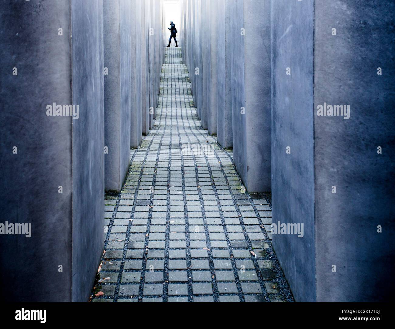 Da solo camminando nel Memoriale agli ebrei assassinati d'Europa a Berlino da un punto di vista diverso Foto Stock