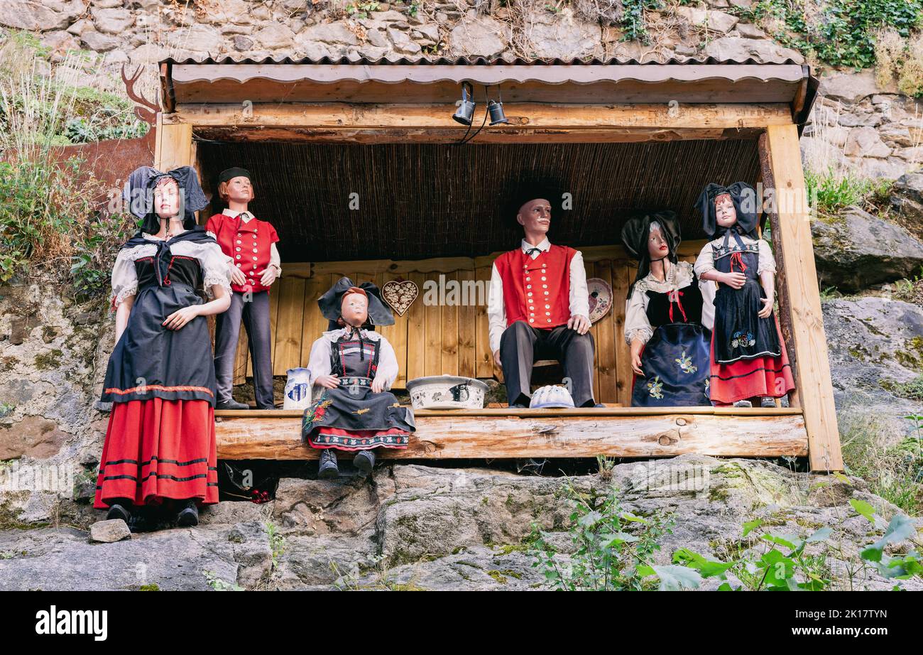 Marionette vestite in tipico abito tradizionale alsaziano a Kaysersberg Foto Stock