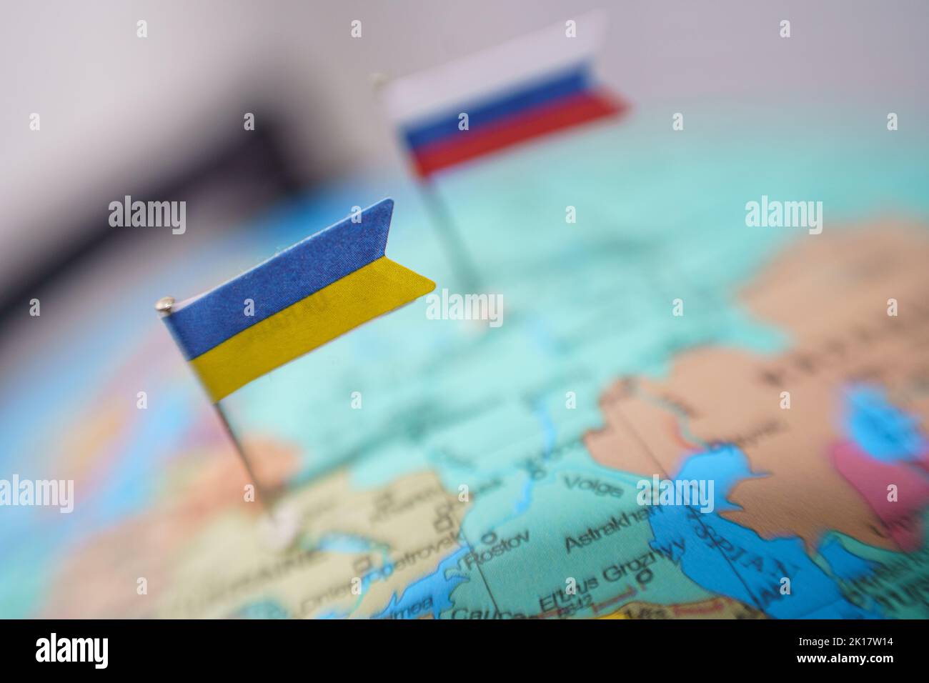 Ucraina e Russia battono bandiera sulla mappa geopolitica. La guerra tra Russia e Ucraina Foto Stock