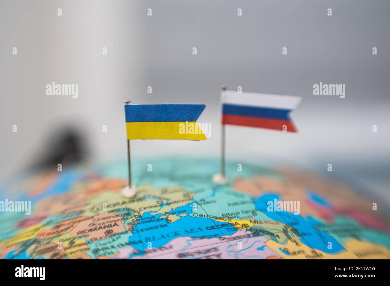 Ucraina e Russia battono bandiera sulla mappa geopolitica. La guerra tra Russia e Ucraina Foto Stock