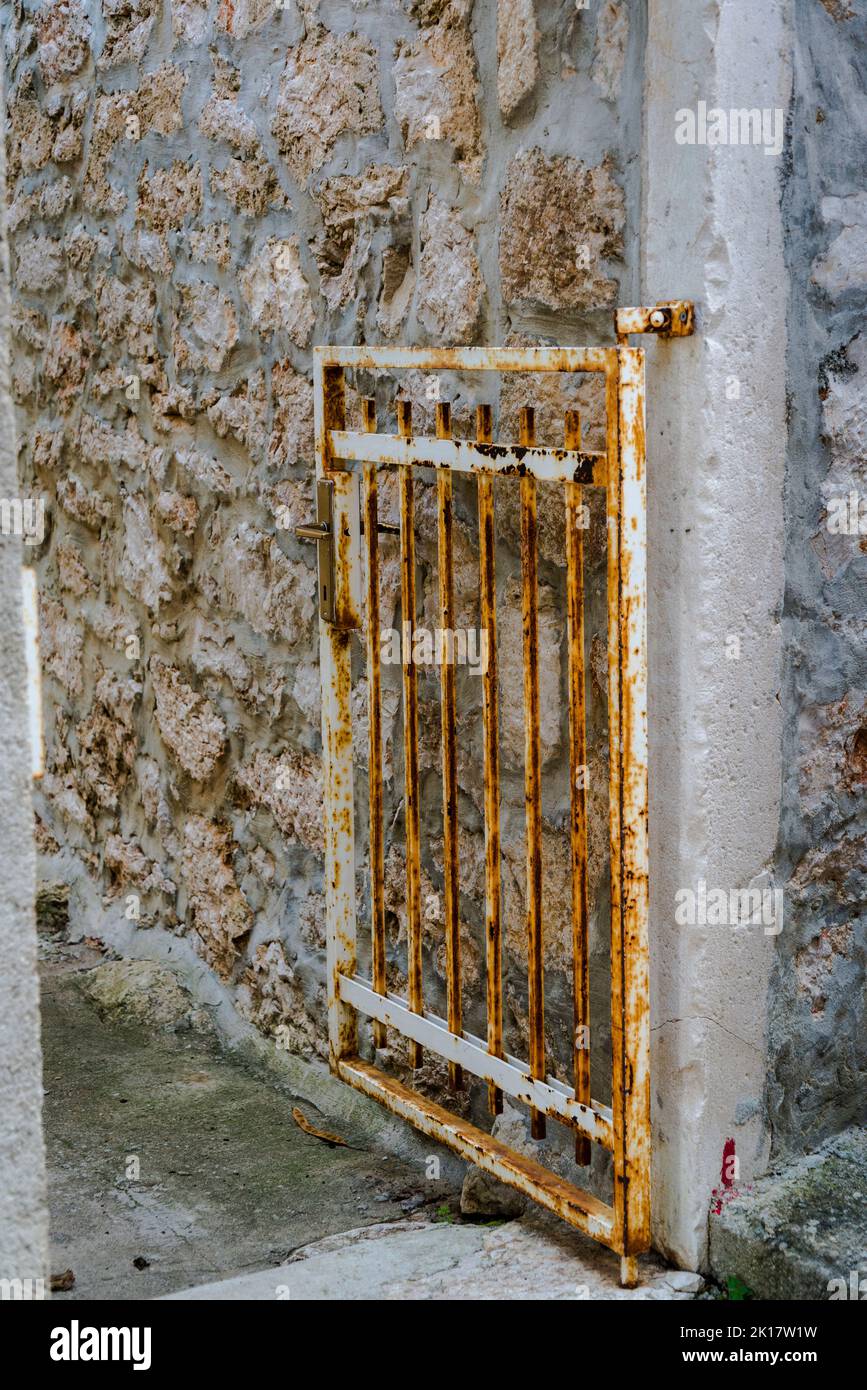 Porta arrugginita, Mali Iz, Isola di Iz, Arcipelago di Zara, Dalmazia, Croazia Foto Stock