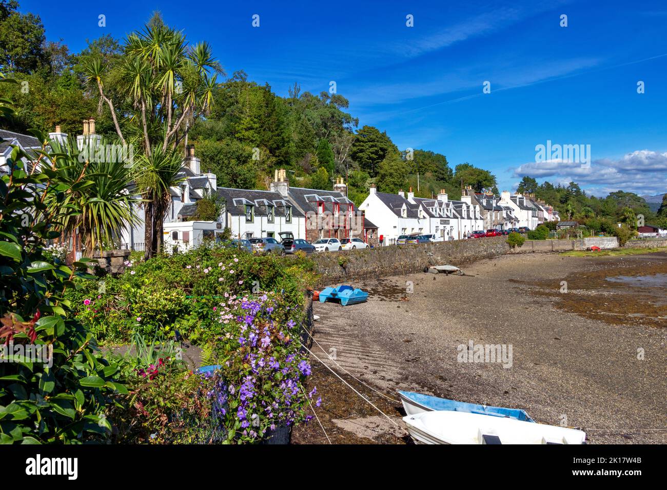 PLOCKTON WESTER ROSS SCOZIA FINE ESTATE IL VILLAGGIO OSPITA E GIARDINO LUNGO LA COSTA Foto Stock