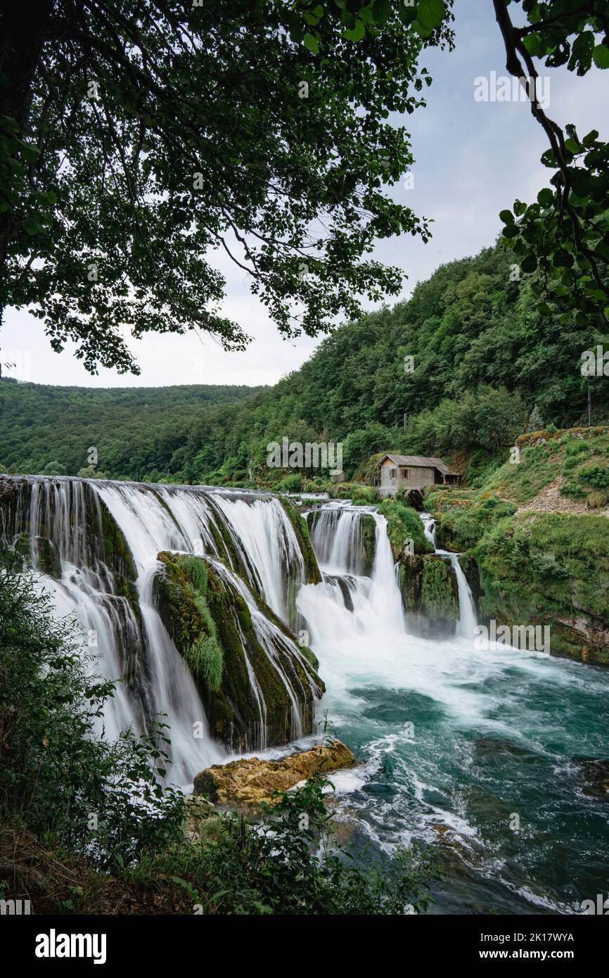 Un canyon con cascate cascata Strbacki buk nel Parco Nazionale una vicino Kulen Vakuf, Bosnia ed Erzegovina. Foto Stock