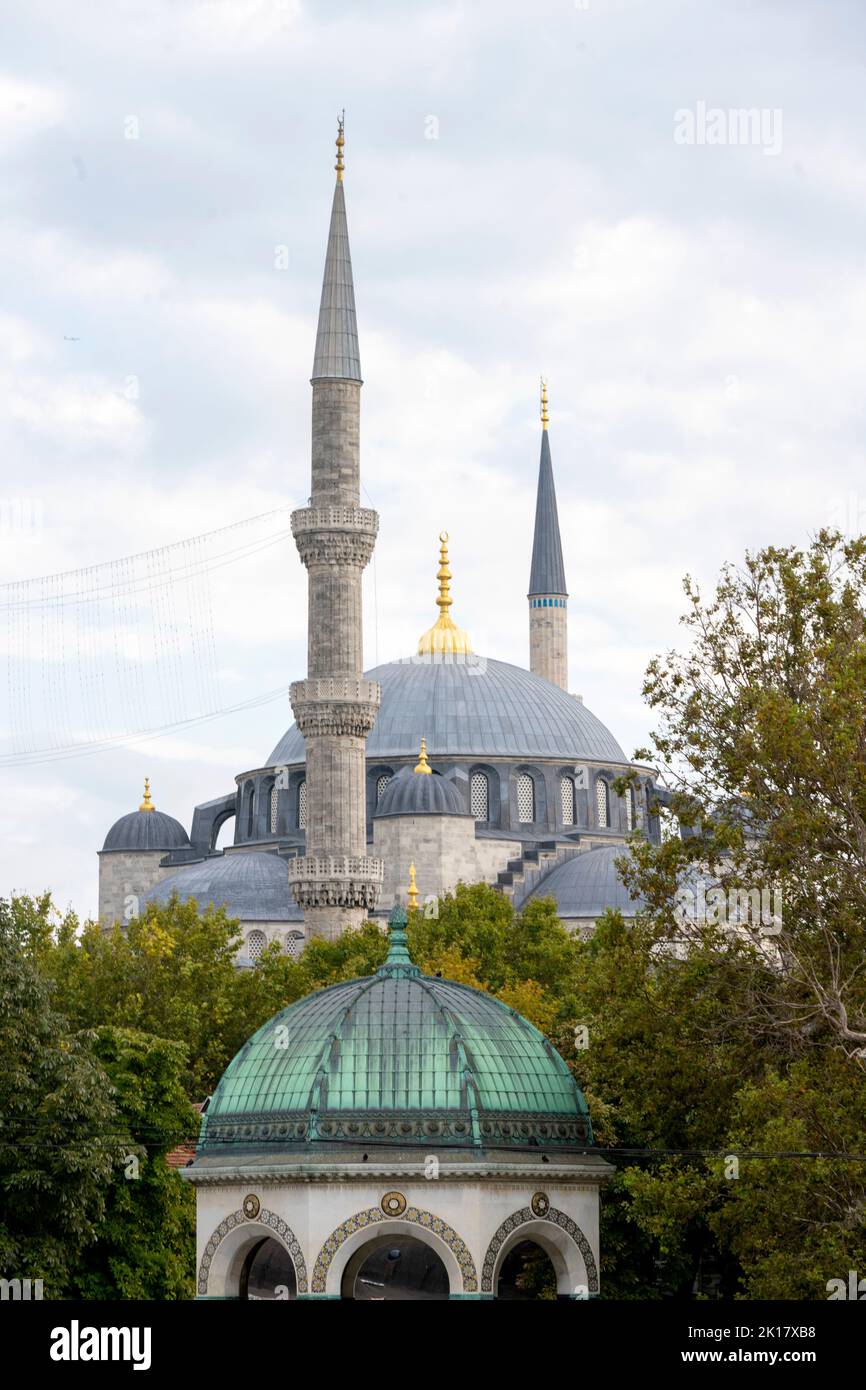 Türkei, Istanbul, Sultanahmet, Hippodrom, Kaiser-Wilhelm-Brunnen und Minarette der Sultanahmet-Moschee. Foto Stock