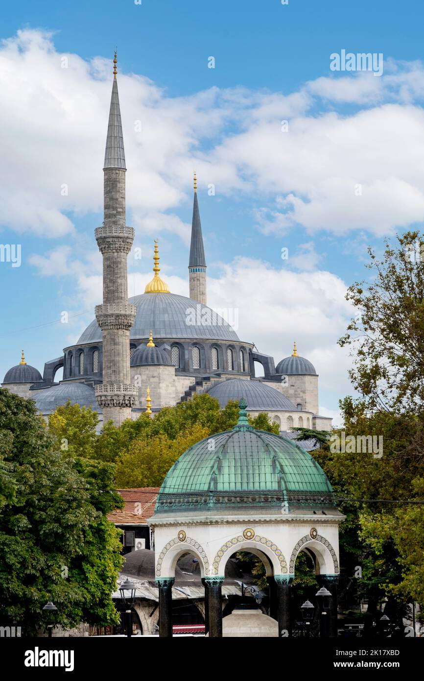 Türkei, Istanbul, Sultanahmet, Hippodrom, Kaiser-Wilhelm-Brunnen und Minarette der Sultanahmet-Moschee. Foto Stock