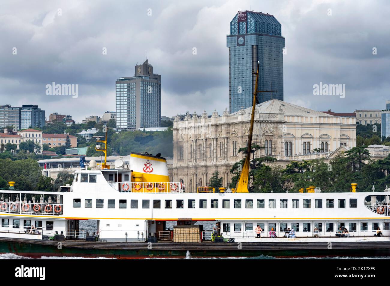 Türkei, Istanbul, Fährschiff am Bosporus vor dem Ciragan-Palace, dahinter der Turm des Süzer Plaza Ritz-Carlton Foto Stock