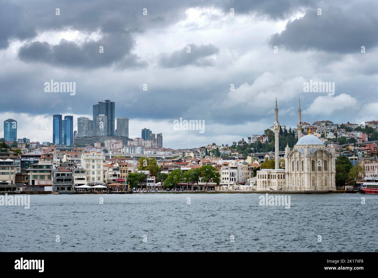 Türkei, Istanbul, Blick über den Bosporus auf die Hochhäuser von Levent und die Schiff, Kreuzfahrtschiffe, Schiffe, nave da crociera, barca, cruiser, mare, Foto Stock