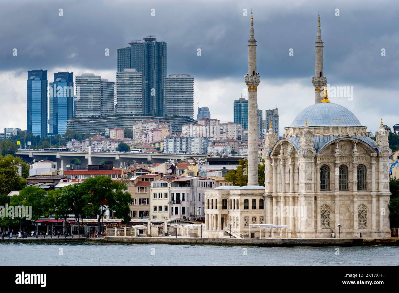 Türkei, Istanbul, Blick über den Bosporus auf die Hochhäuser von Levent und die Schiff, Kreuzfahrtschiffe, Schiffe, nave da crociera, barca, cruiser, mare, Foto Stock