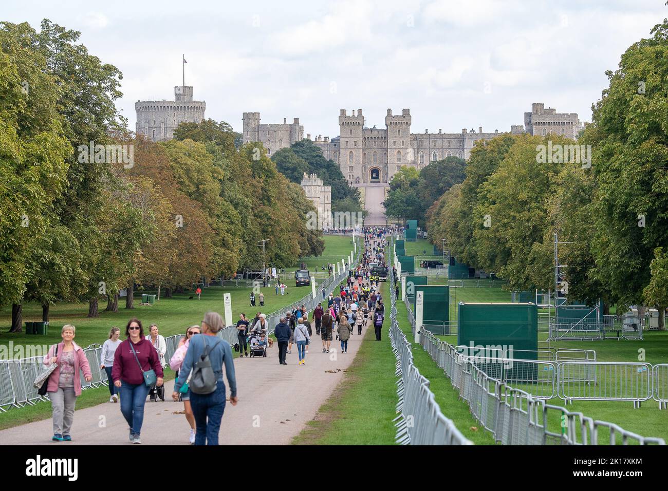 Windsor, Berkshire, Regno Unito. 16th Settembre 2022. Un gran numero di pianti si trovavano oggi a Windsor per deporre fiori fuori dal Castello di Windsor dopo la morte di Maestà la Regina. Lunedì dopo un servizio di committenza, sua Maestà sarà deposta per riposare nella Cappella commemorativa di Re Giorgio VI, la Cappella di San Giorgio al Castello di Windsor, in una cerimonia privata alla presenza della famiglia reale. Credit: Maureen McLean/Alamy Live News Foto Stock