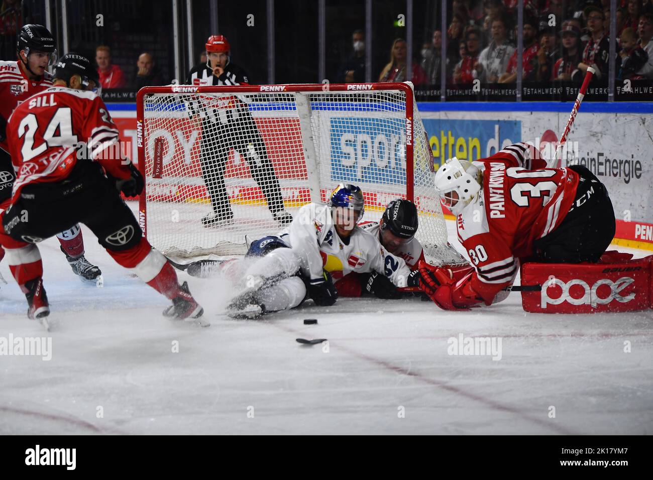 COLONIA, GERMANIA - 15 SETTEMBRE 2022: Hockey match DEL Kölner Haie - EHC Red Bull München Foto Stock