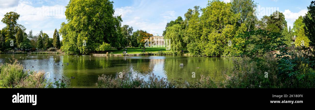 Pittville Park & Pump Rooms, Cheltenham, Gloucestershire - una foto panoramica della vista da oltre il lago Foto Stock