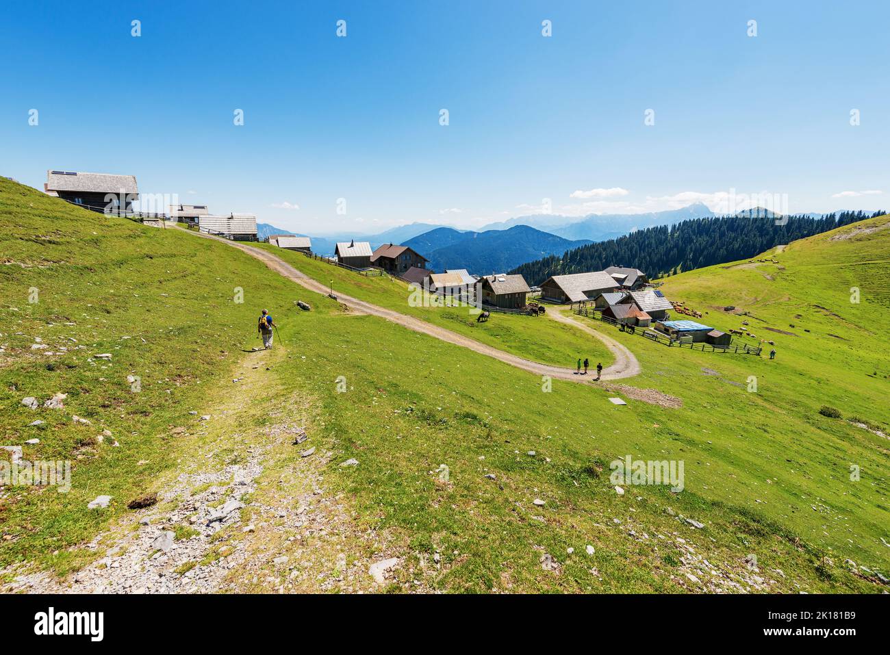 Villaggio sotto la cima della montagna di Osternig o Oisternig, confine Italia-Austria, Feistritz an der Gail, Carinzia, Alpi Carniche, Austria, Europa. Foto Stock