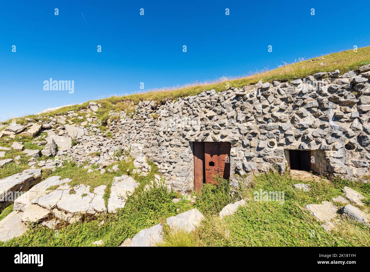 Bunker o fortezza della seconda guerra mondiale, Trekking sentiero per il picco di Osternig o Oisternig, Alpi Carniche, confine Italia-Austria, Europa. Foto Stock