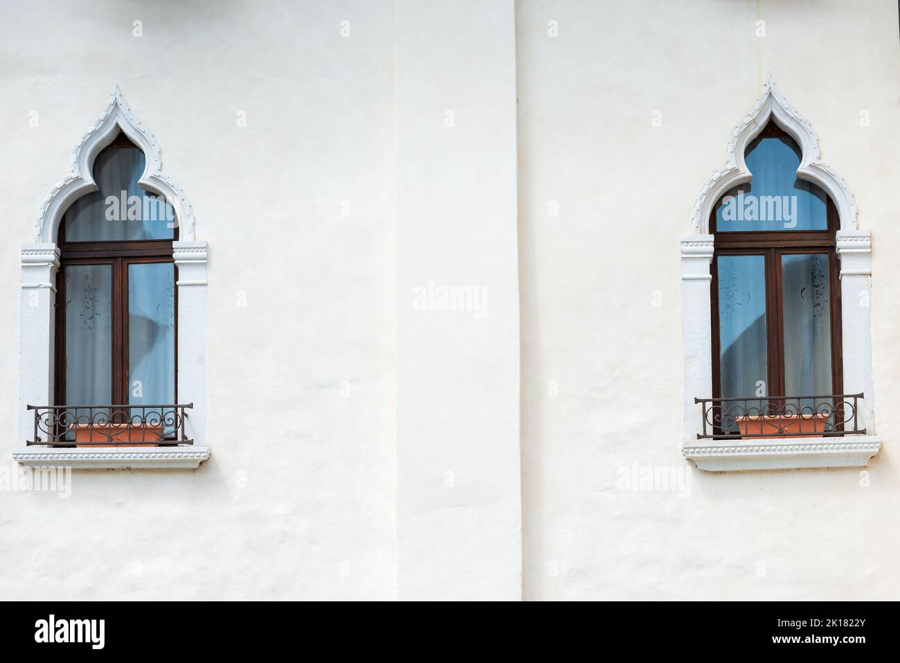 Due antiche finestre ad arco in stile gotico veneziano, piccolo paese di Spilimbergo, provincia di Pordenone, Friuli-Venezia Giulia, Italia, Europa. Foto Stock