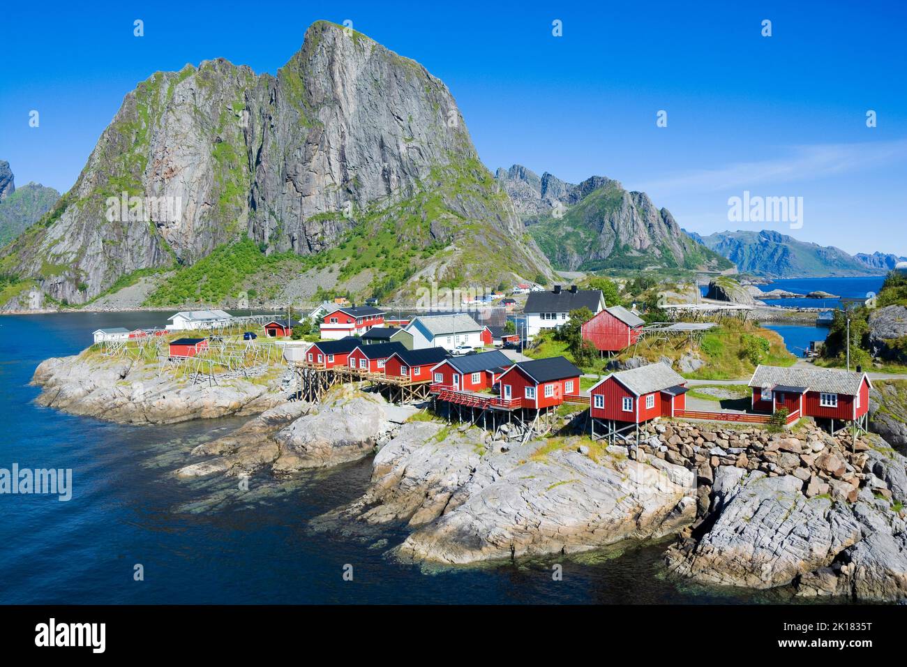 Villaggio di pescatori con tradizionale rorbu rosso a Hannoy, Lofoten, Norvegia Foto Stock