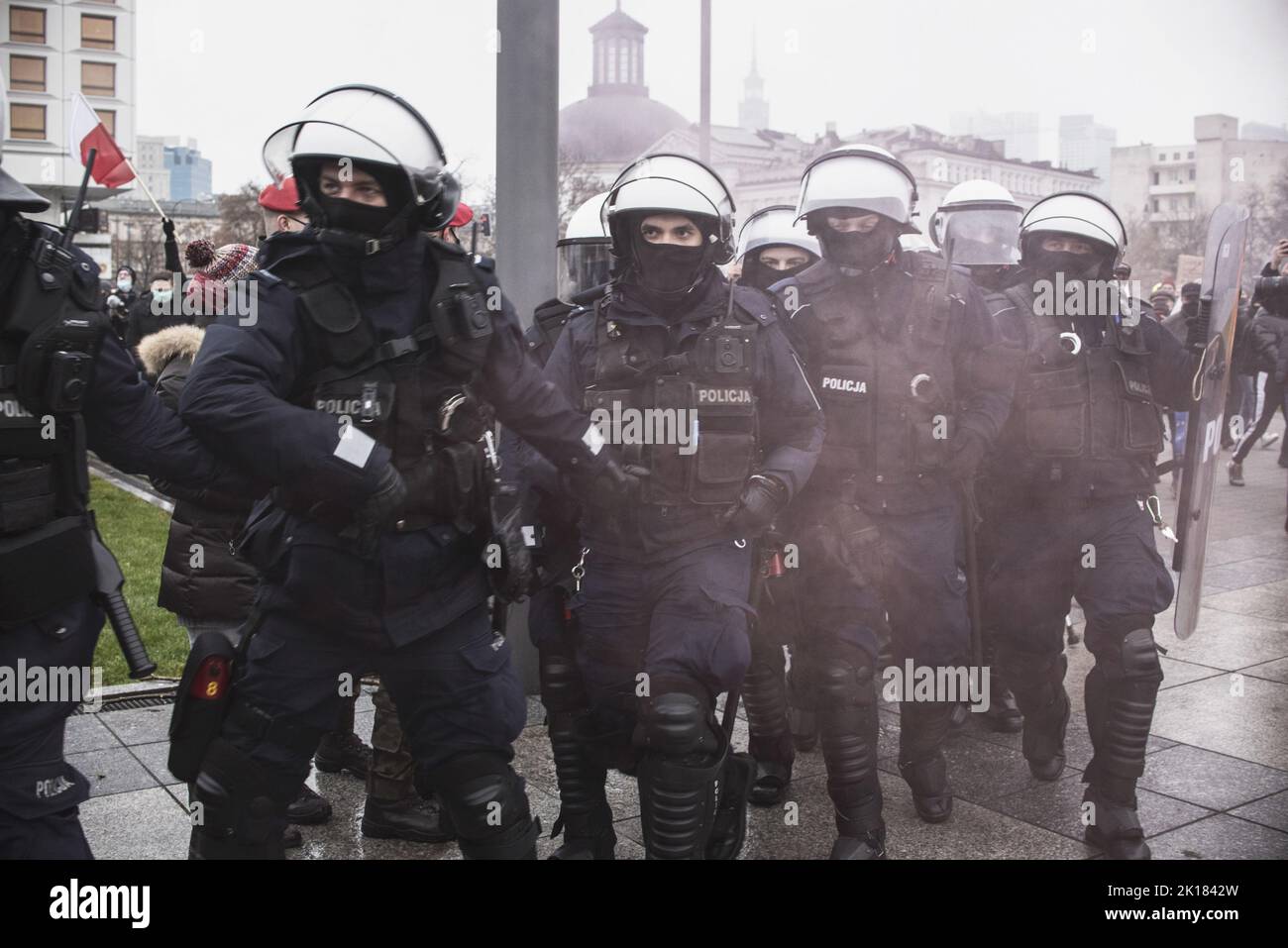 La polizia si allerta durante la protesta. Il verdetto della Corte costituzionale in Polonia, il 22 ottobre 2020, sul divieto di aborto per motivi embriopatologici ha scatenato un'ondata di scioperi e proteste in tutto il paese. A Varsavia si sono verificati scontri con la polizia. Nel tempo, l'ondata di scioperi ha assunto la forma di un generale risentimento nei confronti del governo polacco. Foto Stock