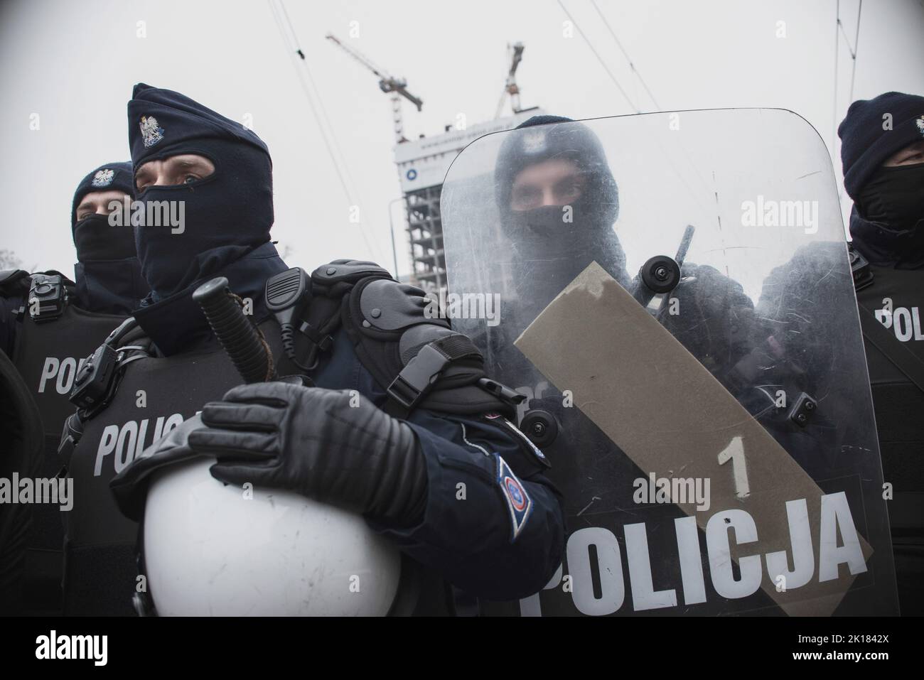 La polizia si allerta durante la protesta. Il verdetto della Corte costituzionale in Polonia, il 22 ottobre 2020, sul divieto di aborto per motivi embriopatologici ha scatenato un'ondata di scioperi e proteste in tutto il paese. A Varsavia si sono verificati scontri con la polizia. Nel tempo, l'ondata di scioperi ha assunto la forma di un generale risentimento nei confronti del governo polacco. Foto Stock