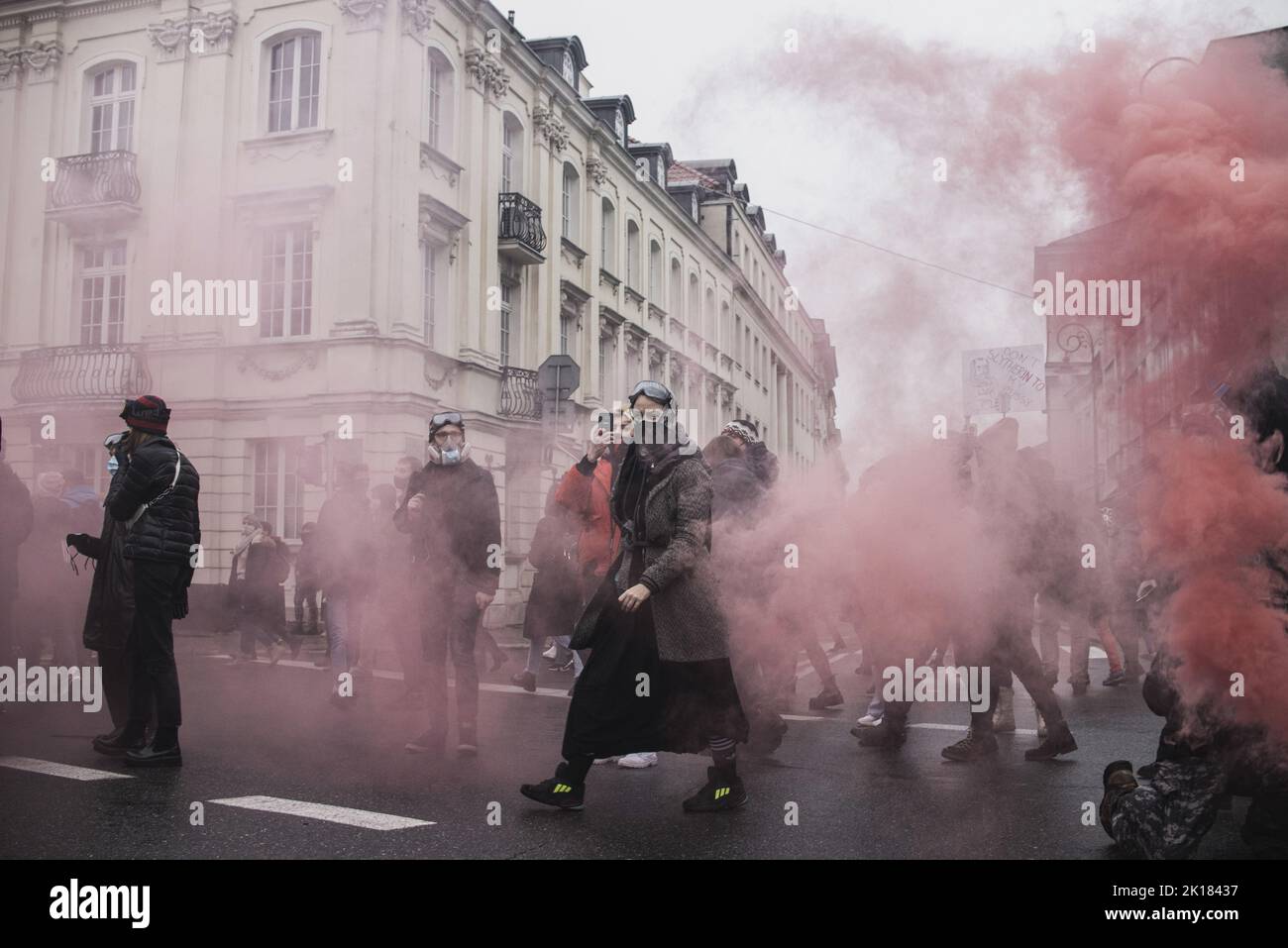 Manifestanti visti in mezzo al fumo di fiamma durante la dimostrazione. Il verdetto della Corte costituzionale in Polonia, il 22 ottobre 2020, sul divieto di aborto per motivi embriopatologici ha scatenato un'ondata di scioperi e proteste in tutto il paese. A Varsavia si sono verificati scontri con la polizia. Nel tempo, l'ondata di scioperi ha assunto la forma di un generale risentimento nei confronti del governo polacco. Foto Stock