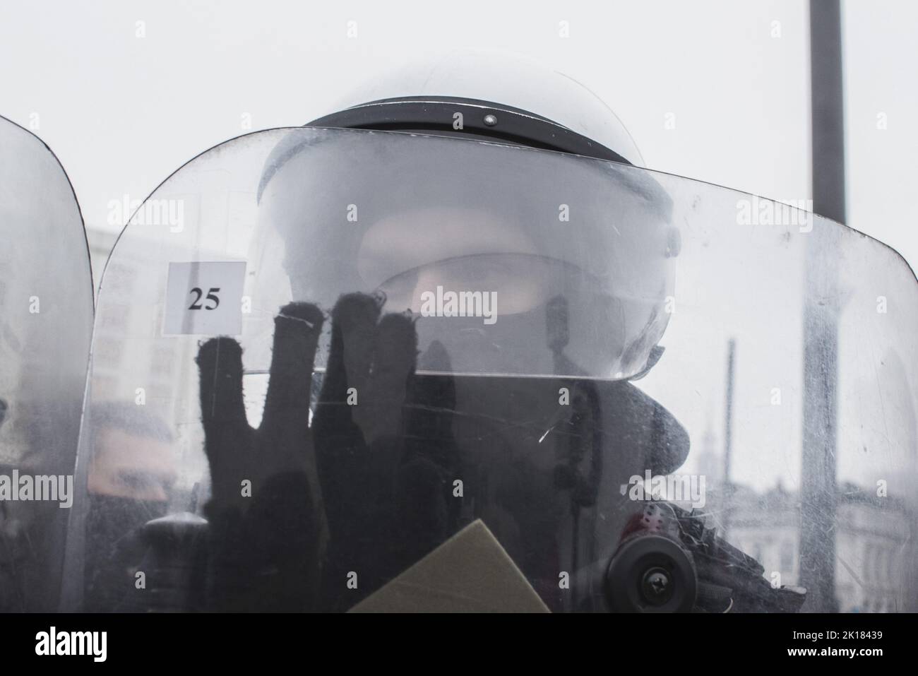 La polizia si allerta durante la protesta. Il verdetto della Corte costituzionale in Polonia, il 22 ottobre 2020, sul divieto di aborto per motivi embriopatologici ha scatenato un'ondata di scioperi e proteste in tutto il paese. A Varsavia si sono verificati scontri con la polizia. Nel tempo, l'ondata di scioperi ha assunto la forma di un generale risentimento nei confronti del governo polacco. Foto Stock