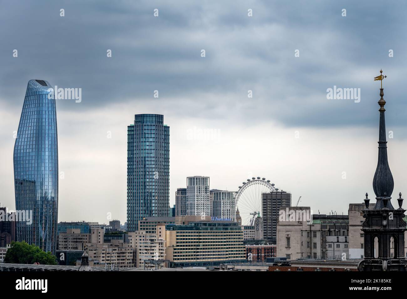 LONDRA, INGHILTERRA - 21st LUGLIO 2022: Vista di alcuni edifici iconici di Londra, il London Eye e il campanile di St Augustine Watling Street Foto Stock