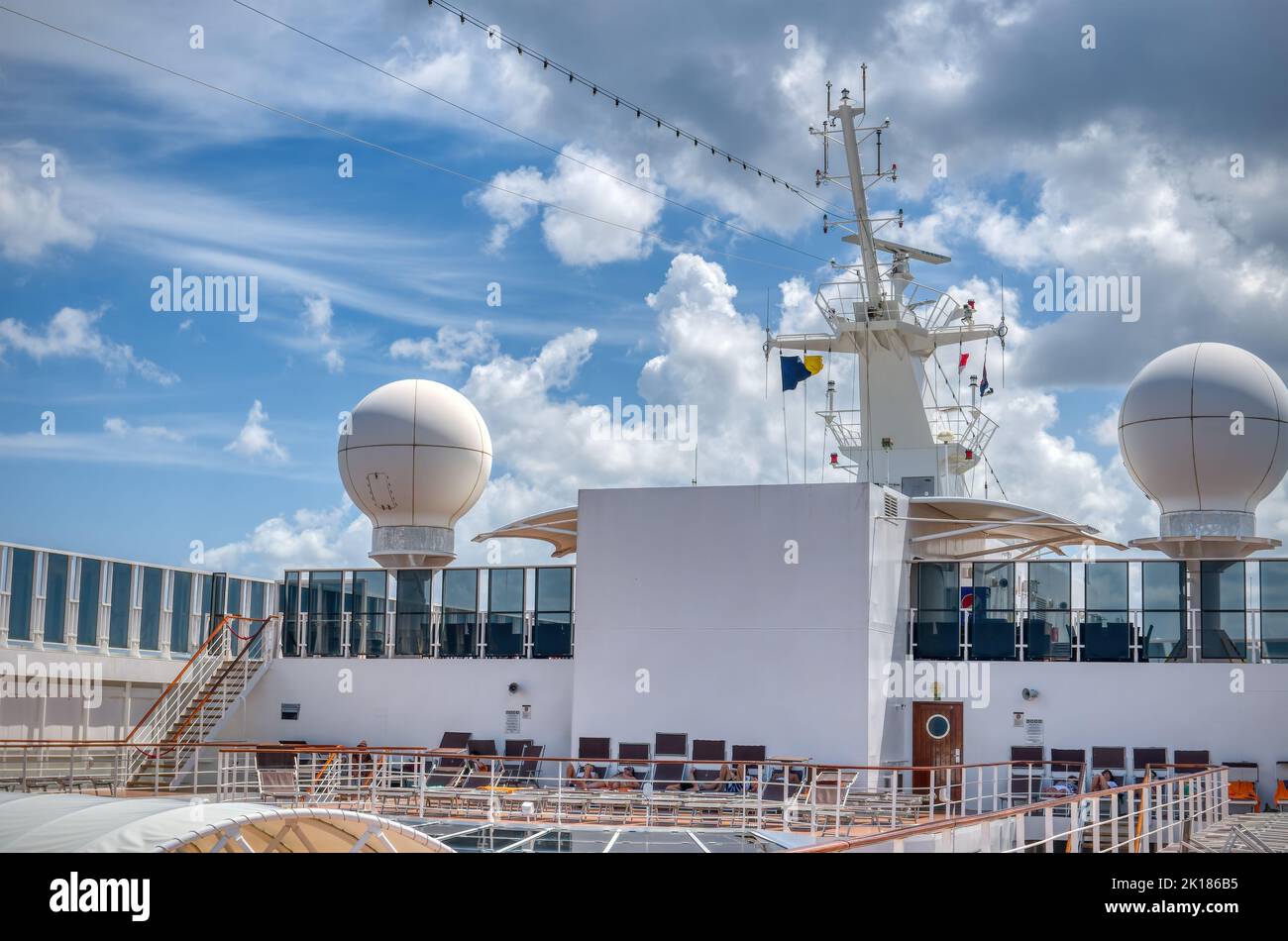 Navigazione e apparecchiature radar e l'antenna sul montante della nave da crociera Foto Stock