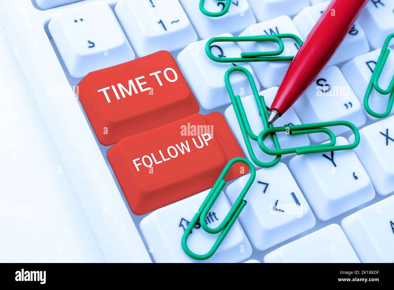 Scrittura a mano del testo tempo per seguire UpRichiedi l'attività precedente o continua con le informazioni. Internet Concept richiesta del compito precedente o. Foto Stock