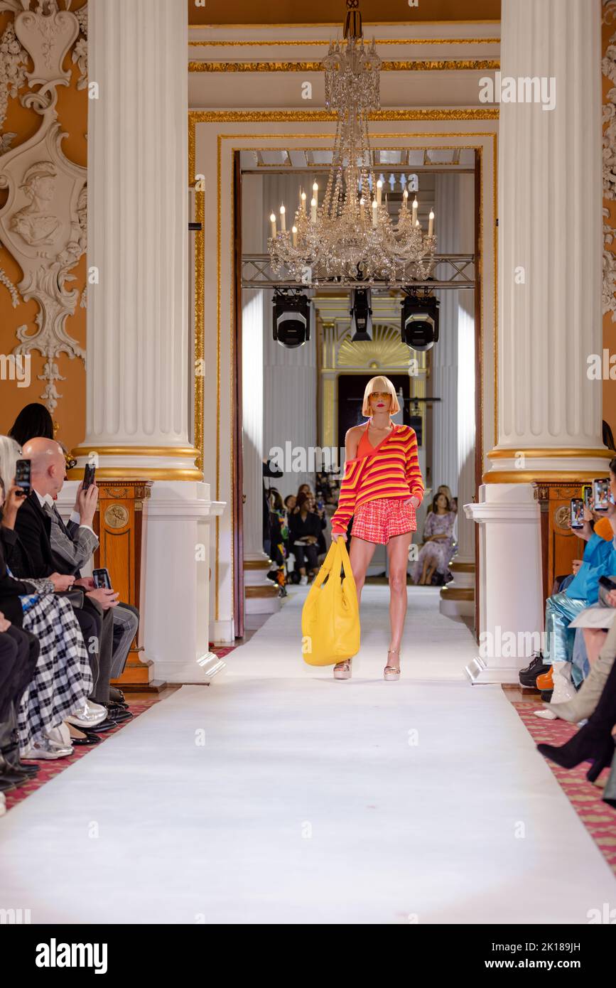 PAUL COSTELLOE , PRIMAVERA / ESTATE 2023 , LFW 2022, LONDRA Foto Stock