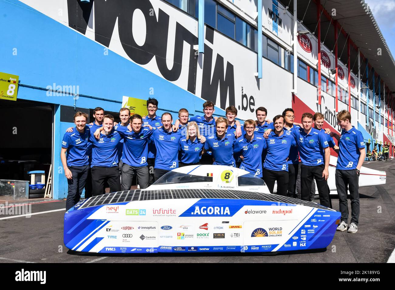 Il Team Agoria si presenta durante una visita regale all'iLumen European Solar Challenge (iESC), presso la pista Zolder, a Heusden-Zolder, venerdì 16 settembre 2022. L'iESC è l'unica gara automobilistica di 24 ore al mondo per i veicoli a energia solare. Il Re incontra l'Agoria Solar Team, un team composto da studenti belgi di ingegneria. FOTO DI BELGA JILL DELSAUX Foto Stock