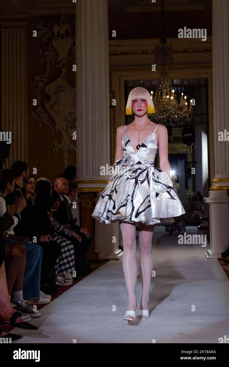 PAUL COSTELLOE , PRIMAVERA / ESTATE 2023 , LFW 2022, LONDRA Foto Stock