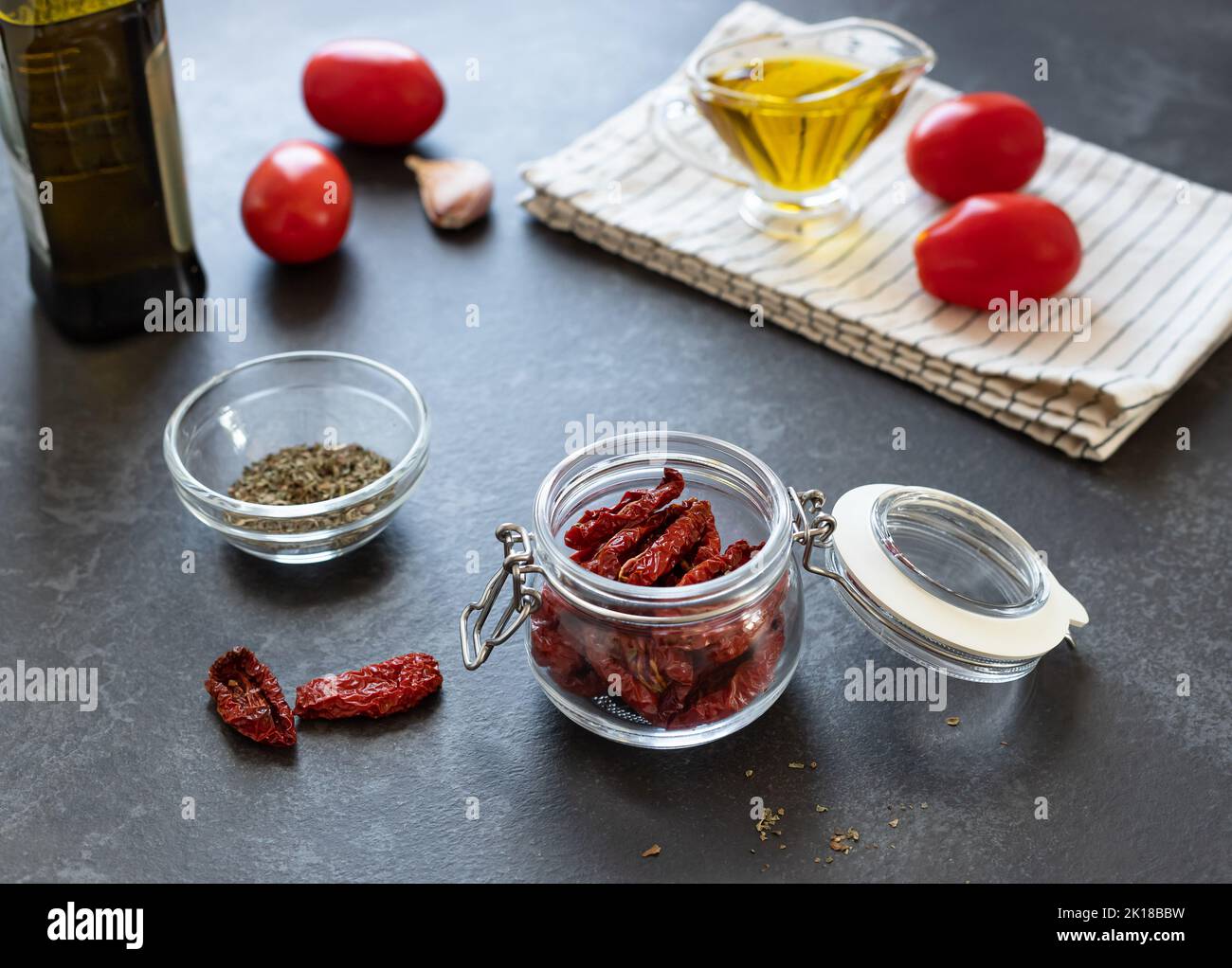 vasetto di vetro con pomodori secchi, spezie Foto Stock