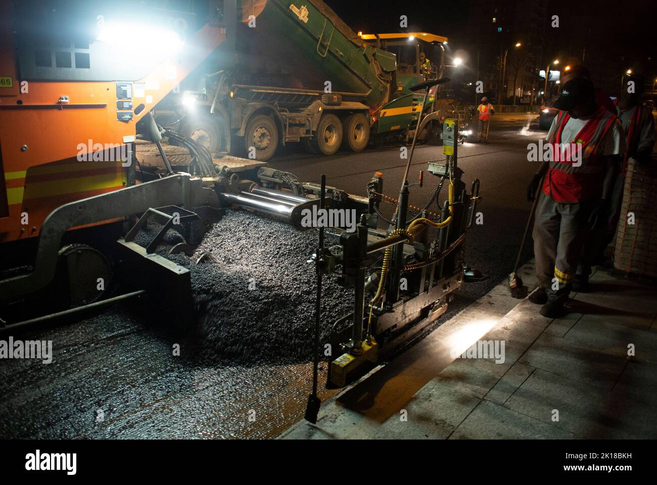 Parigi, Francia, Construction Road Crew repaaving Street with TAR, Lights, Working at Night, 'Cours de Vincnnes' Foto Stock