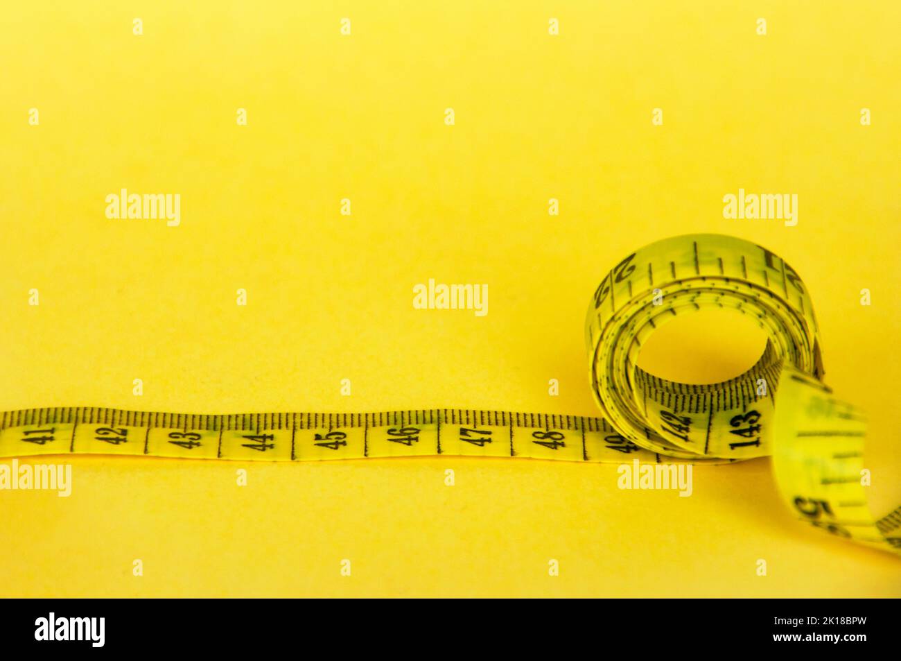 Nastri di misurazione con spazio personalizzabile per testo o idee. Concetto di perdita di spazio e peso della copia. Foto Stock