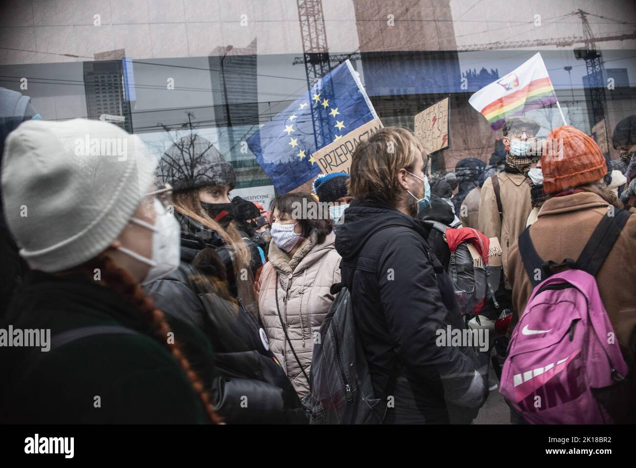 Varsavia, Polonia. 9th Jan, 2020. I manifestanti affollano le strade durante la manifestazione. Il verdetto della Corte costituzionale in Polonia, il 22 ottobre 2020, sul divieto di aborto per motivi embriopatologici ha scatenato un'ondata di scioperi e proteste in tutto il paese. A Varsavia si sono verificati scontri con la polizia. Nel tempo, l'ondata di scioperi ha assunto la forma di un generale risentimento nei confronti del governo polacco. Credit: ZUMA Press, Inc./Alamy Live News Foto Stock