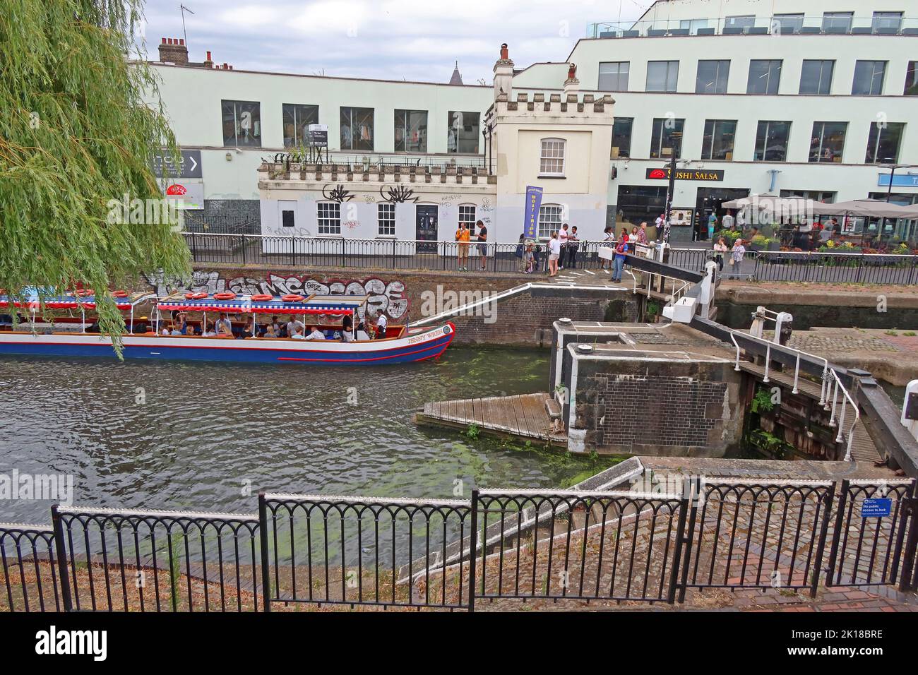 Il Jenny Wren, barca di giorno del canale, a Camden Lock Place, Londra del nord, Inghilterra, Regno Unito, NW1 8AF Foto Stock