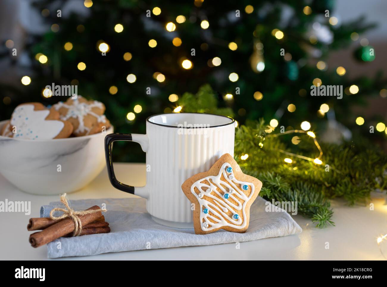 Biscotti di pan di zenzero e latte per Babbo Natale su sfondo sfocato Foto Stock