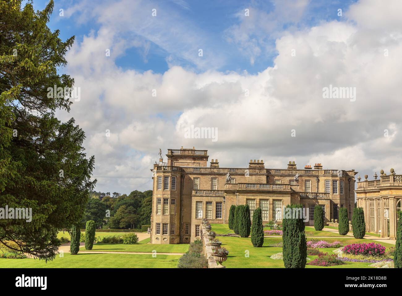 Casa padronale Lyme Hall circondata da giardini formali e un parco dei cervi nel Peak District National Park, Regno Unito. Foto Stock