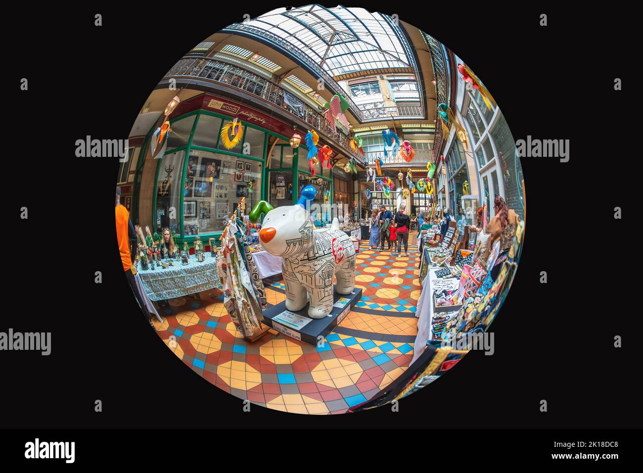 La splendida Victorian Byram Arcade è un centro commerciale e finanziario nel cuore di Huddersfield, con eventi di scultura Snow Dog. Prospettiva occhio di pesce. Foto Stock