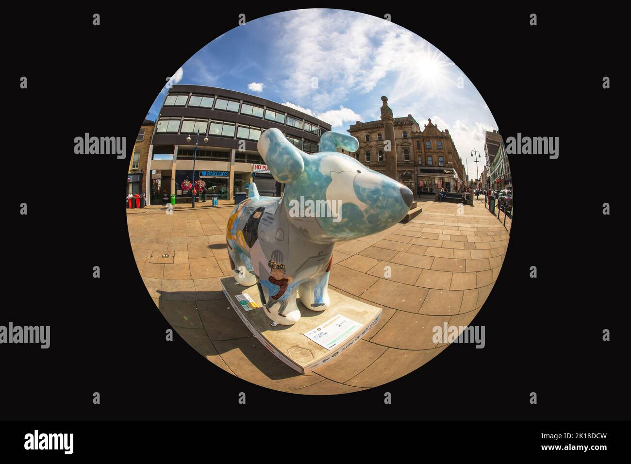 Il Market Place segna il centro della città di Huddersfield con l'evento Snowdogs Support Life Sculpture. Prospettiva occhio di pesce. Foto Stock