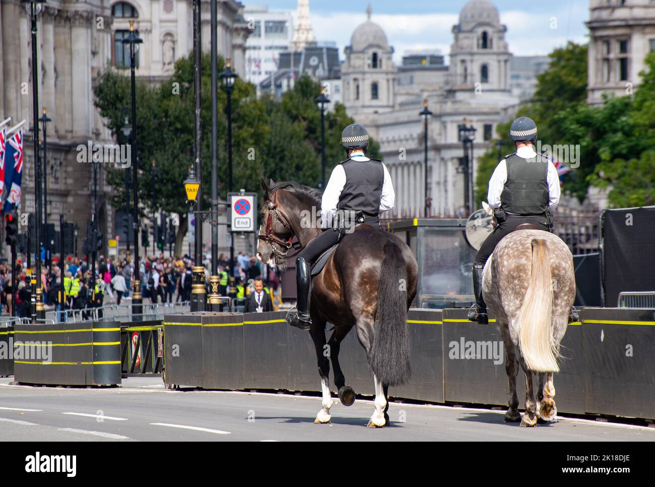 Londra, Regno Unito. 16th Set, 2022. Cavalli di polizia in pattuglia vicino al Westminster Palace. Credit: John Eveson/Alamy Live News Foto Stock