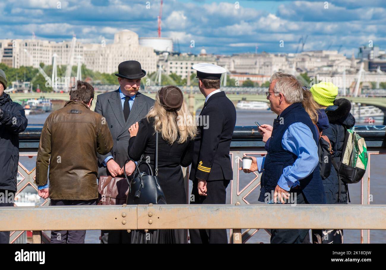 Londra, Regno Unito. 16th Set, 2022. Piangono sul Lambeth Bridge verso la fine della coda vicino a Westminster Hall. Credit: John Eveson/Alamy Live News Foto Stock