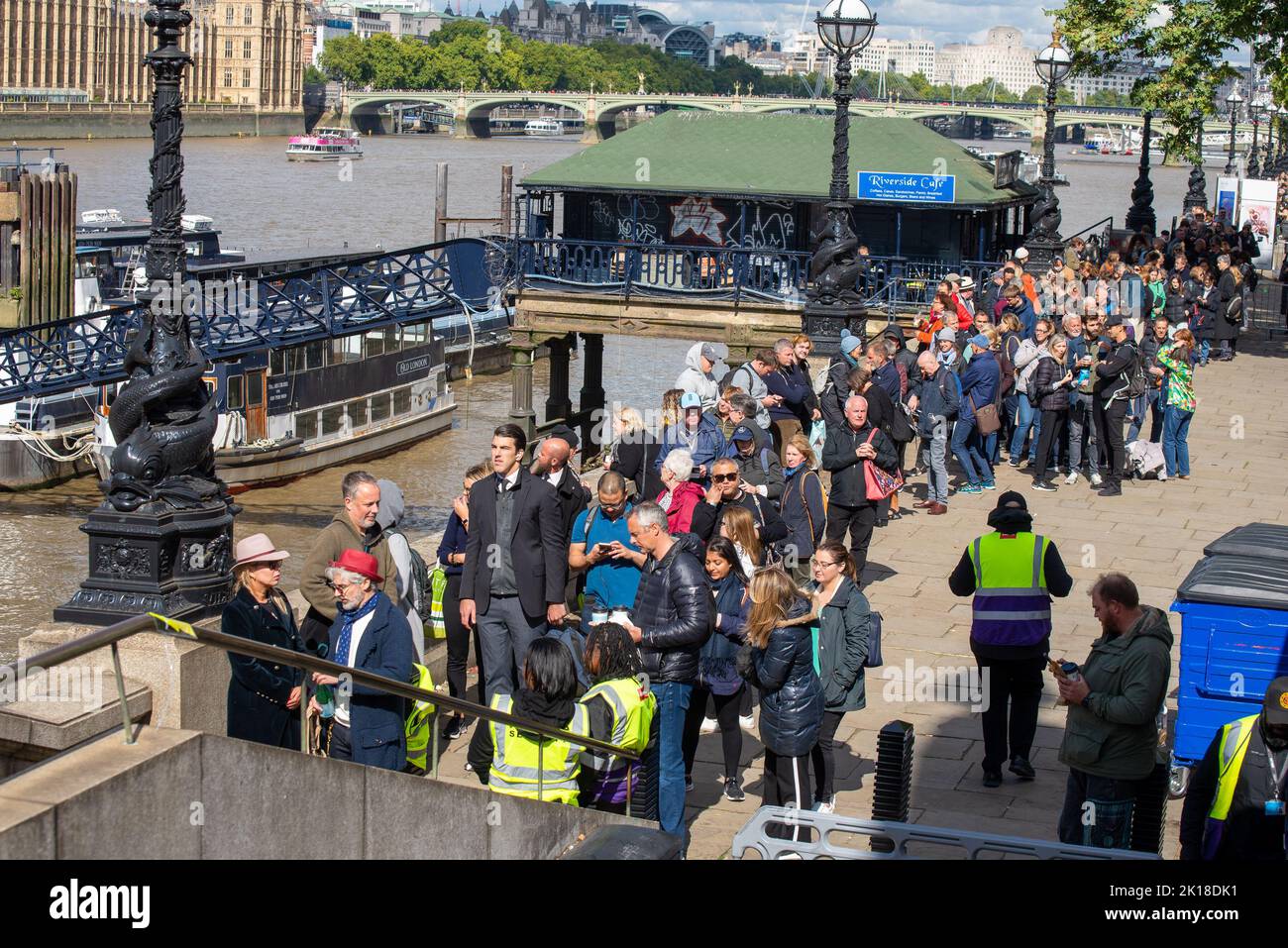 Londra, Regno Unito. 16th Set, 2022. Piangono vicino al Lambeth Bridge verso la fine della coda sulla strada per Westminster Hall. Credit: John Eveson/Alamy Live News Foto Stock