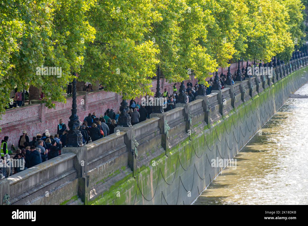 Londra, Regno Unito. 16th Set, 2022. I pianori che si accingono in coda sul lato del Tamigi vicino alla fine della linea prima di attraversare Lambeth Bridge per Westminster Hall. Credit: John Eveson/Alamy Live News Foto Stock