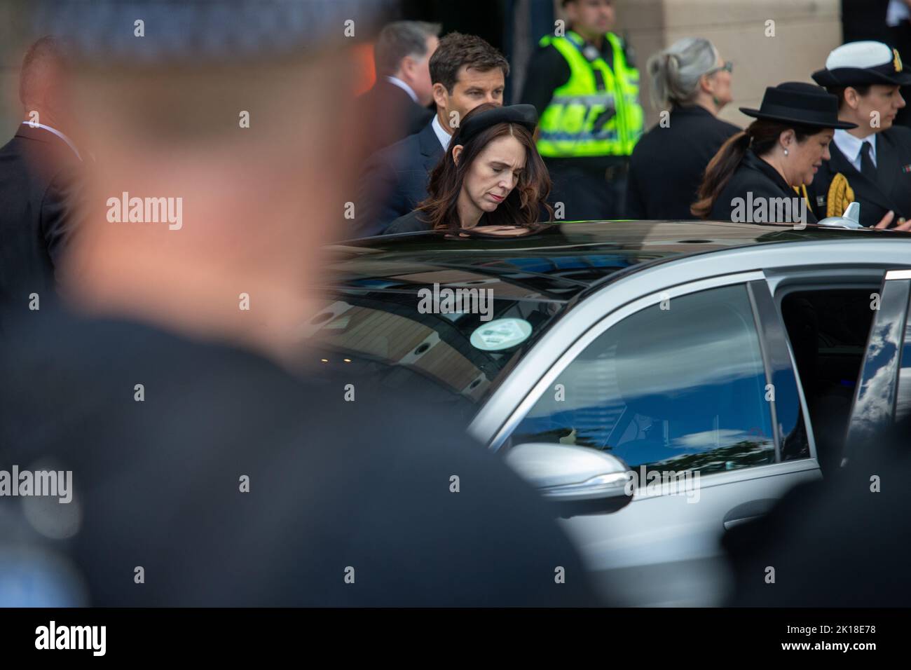 Londra, Inghilterra, Regno Unito. 16th Set, 2022. Il primo ministro della Nuova Zelanda JACINDA ARDERN è visto lasciare il parlamento britannico dopo aver visitato la regina Elisabetta II sdraiata nella Westminster Hall. (Credit Image: © Tayfun Salci/ZUMA Press Wire) Foto Stock