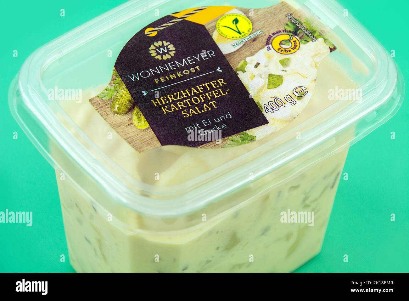 Amburgo, Germania - Settembre 16 2022: Wonnemeyer Feinkost Rustikaler Kartoffelsalat im Becher - Wonnemeyer Feinkost insalata di patate rustica in una tazza Foto Stock
