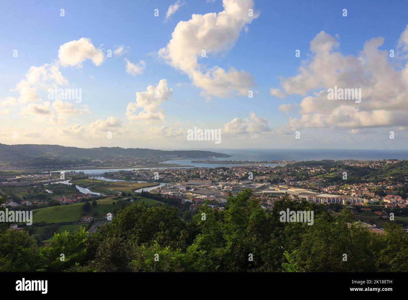 Irun, Paesi Baschi, Spagna : Panoramica della baia di Txingudi betwen Spagna e Francia. Foto Stock