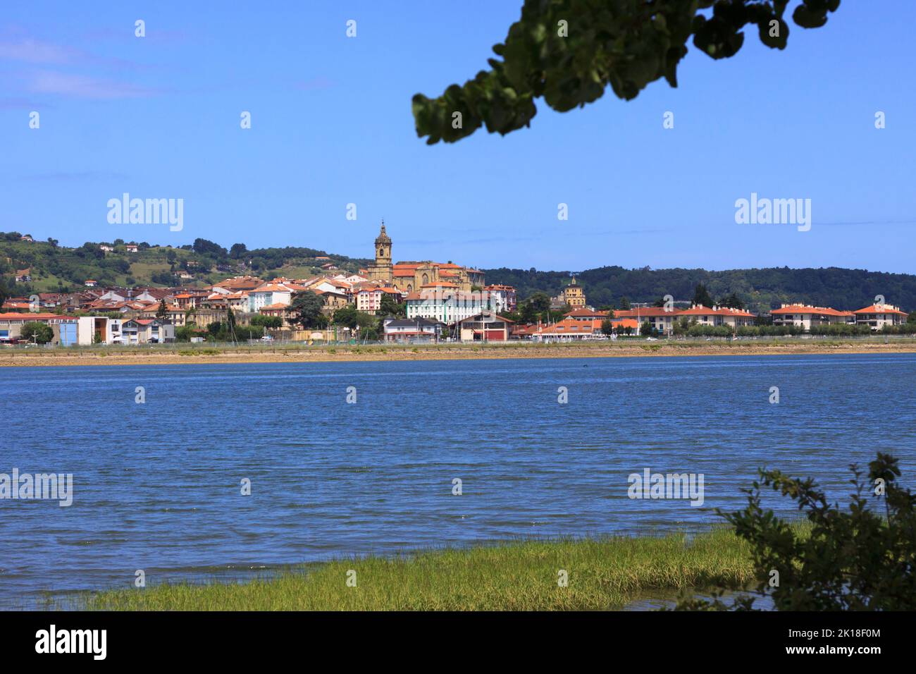 Hondarribia (Spagna) visto attraverso il fiume Bidasoa da Hendaye, Paesi Baschi francesi, Francia Foto Stock