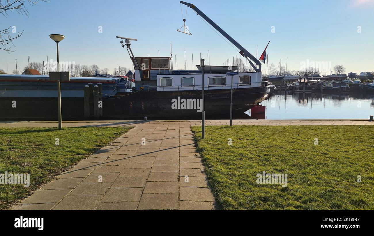 Nave da carico nel porto sul Maas. La foto è stata scattata in un giorno di primavera soleggiato. Foto Stock